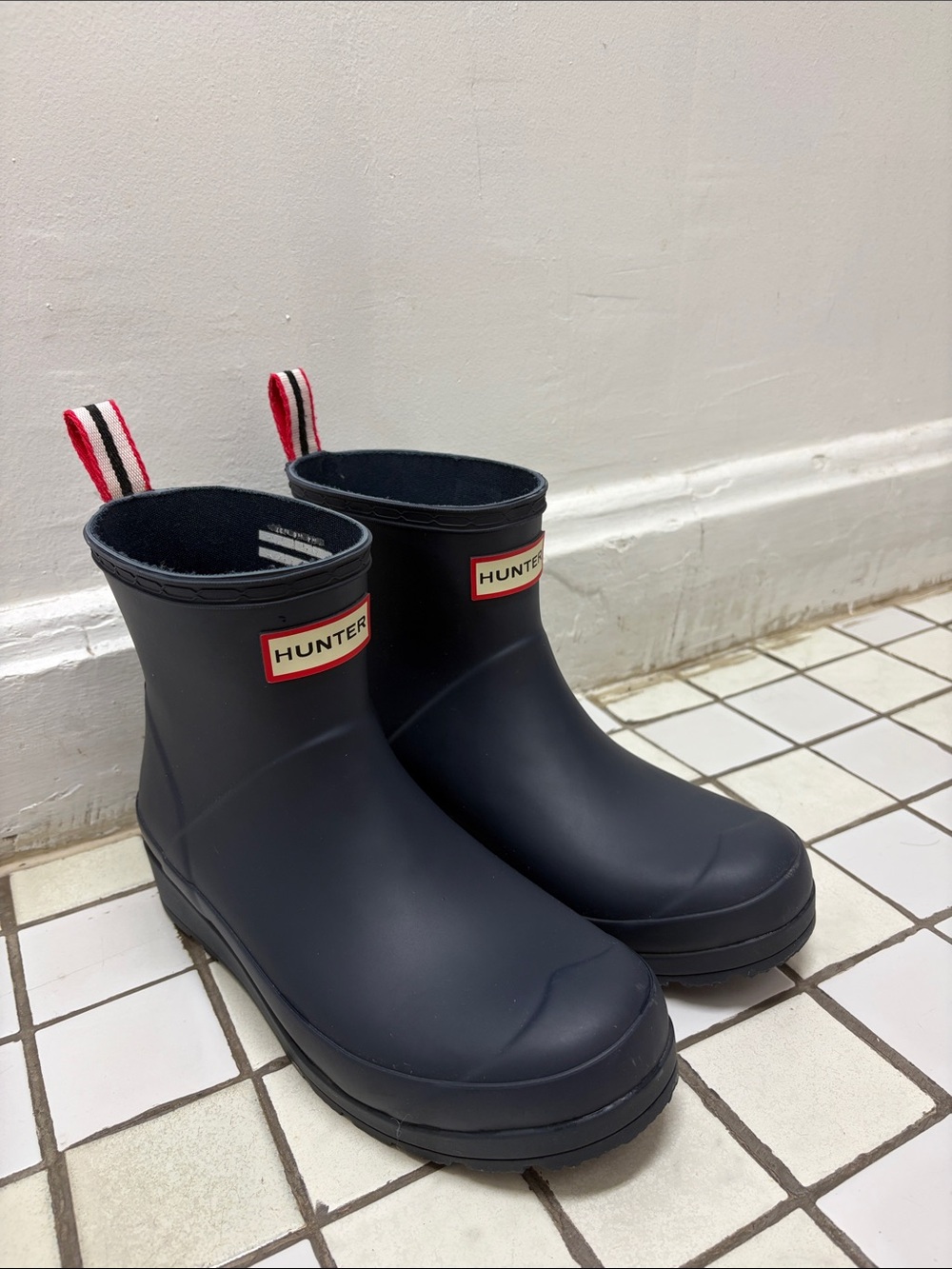Hunter Women’s Navy Short Rain Boots with Red-Trim Pull Tabs